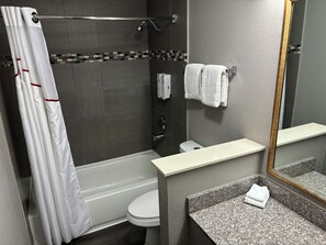 A modern bathroom with a bathtub, toilet, and sink. - Red Roof Inn Birmingham – Highway 280 (Birmingham)