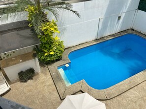 Una piscina cubierta