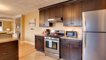 Fridge, microwave, stovetop, dishwasher