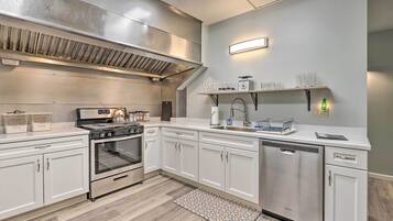 Réfrigérateur, micro-ondes, plaque de cuisson, lave-vaisselle