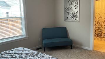 3 habitaciones, escritorio y tabla de planchar con plancha