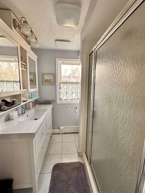 Bathroom - Relaxing Waterfront Home Close to Niagara Falls (Youngstown)