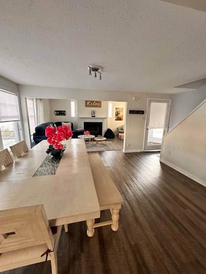 Dining - Relaxing Waterfront Home Close to Niagara Falls (Youngstown)