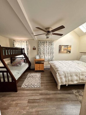 Room - Relaxing Waterfront Home Close to Niagara Falls (Youngstown)