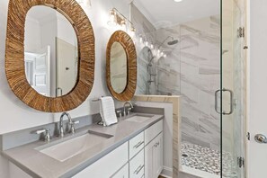 Shower, towels - Ocean Twelve (Ocean Isle Beach)