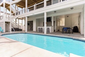 Een buitenzwembad en een verwarmd zwembad