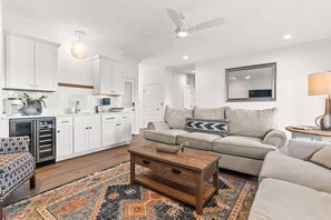 Smart-tv, een open haard, een tafeltennistafel en boeken