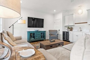 Smart-tv, een open haard, een tafeltennistafel en boeken