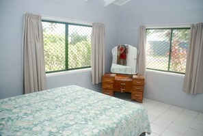 2 bedrooms, WiFi, bed sheets - MM Batch South Side (Avavaaroa)