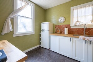 Kühlschrank, Mikrowelle, Ofen, Wasserkocher mit Kaffee-/Teezubehör