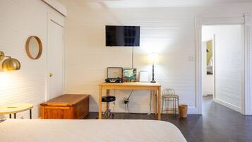 1 bedroom, desk, WiFi (free), bed sheets