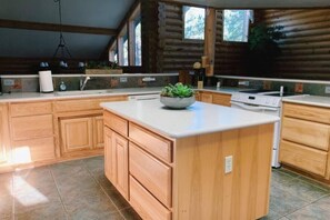 Private kitchen - The Lincoln Log Lodge (Greer)