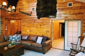 Living area - The Lincoln Log Lodge (Greer)
