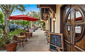 Outdoor dining - Gulfport Beach Coastal Cottage -St Pete Beach (Gulfport)