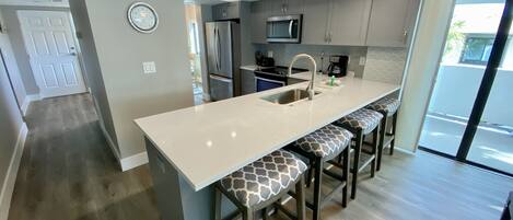 Refrigerador, microondas, horno, placa de cocina