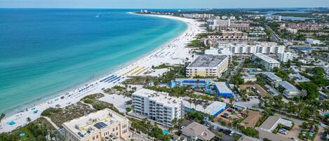 بالقرب من الشاطئ