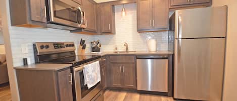 雪櫃、微波爐、焗爐、爐具