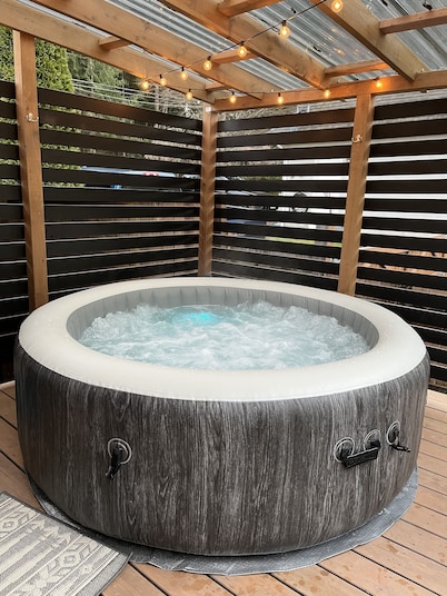 Modern studio with soft tub -Ratcliffe Guest Suite