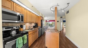 Frigorifero, microonde, forno, piano cottura