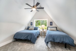 3 bedrooms, iron/ironing board, travel cot, WiFi - Applewood Lodge: Private A-Frame with Hot Tub Near Saugatuck & Lake Michigan (Fennville)
