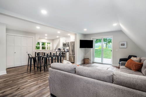 Applewood Lodge: Private A-Frame with Hot Tub Near Saugatuck & Lake Michigan