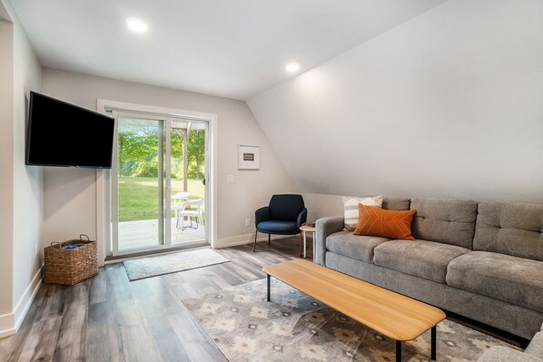 Smart TV - Applewood Lodge: Private A-Frame with Hot Tub Near Saugatuck & Lake Michigan (Fennville)