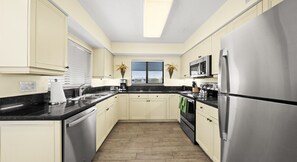 Réfrigérateur, four à micro-ondes, un four, surface de cuisson