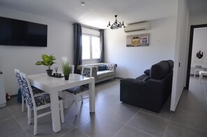 Een smart-tv en boeken