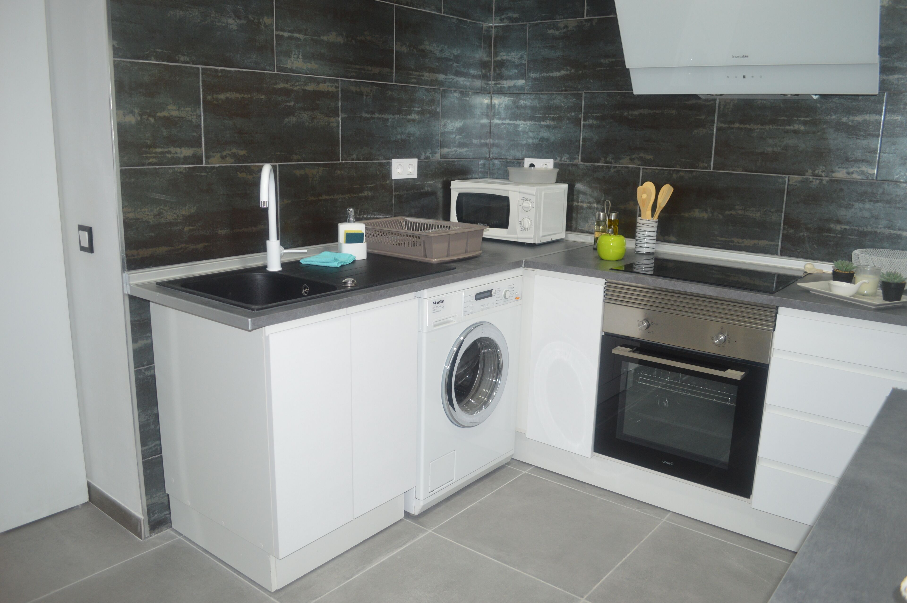 Een koelkast, een magnetron, een oven, een kookplaat