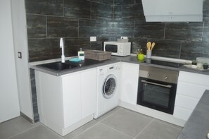 Een koelkast, een magnetron, een oven, een kookplaat