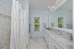 Dusche, Whirlpool, Haartrockner, Handtücher
