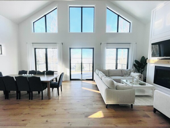 Smart TV, fireplace, table tennis, books - Stunning Lakeview Cottage at Lake Ilse * Games Room * 5 mins to Seba - Sleeps 15 (Gainford)