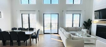 Stunning Lakeview Cottage at Lake Ilse * Games Room * 5 mins to Seba - Sleeps 15