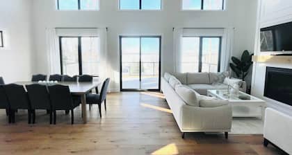 Stunning Lakeview Cottage at Lake Ilse * Games Room * 5 mins to Seba - Sleeps 15