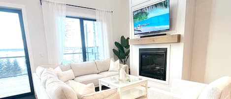 Smart TV, chimenea, tenis de mesa y libros