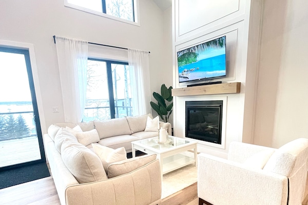 Smart-tv, een open haard, een tafeltennistafel en boeken