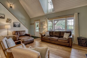 Smart TV, caminetto, videogiochi, tavolo da ping pong