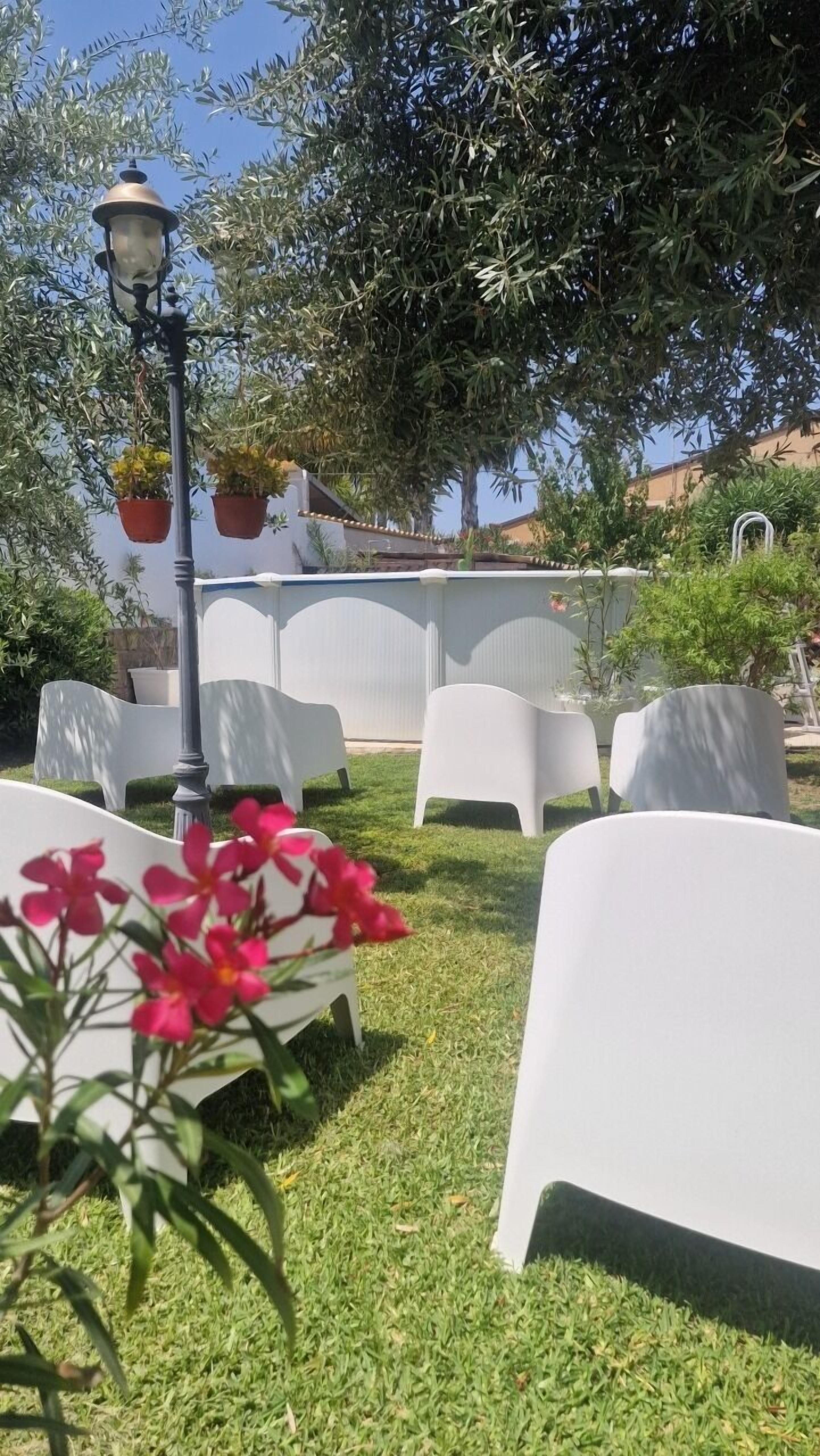 Una piscina al aire libre de temporada, sillones reclinables de piscina