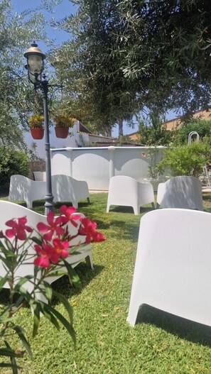 Piscina externa sazonal, funciona das 10h às 19h, espreguiçadeiras