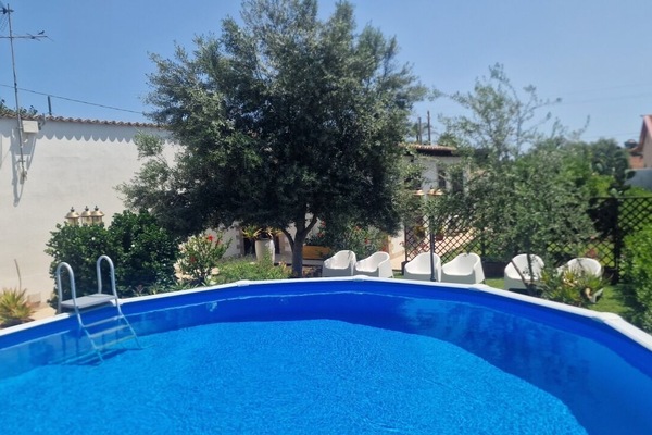 Alberca al aire libre por temporada y camastros