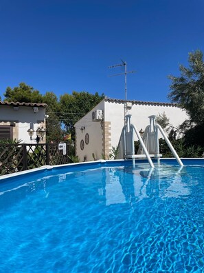 Una piscina al aire libre de temporada (de 10:00 a 19:00), tumbonas