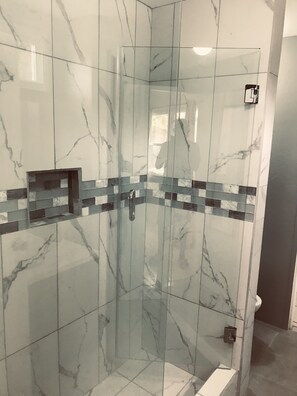 Dusche, Handtücher, Seife, Shampoo