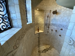 Douche, baignoire à remous, séchoir à cheveux, serviettes fournies