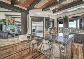 المنشأة من الداخل