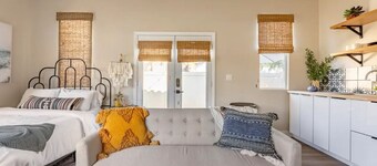 Adorable studio with easy parking on the street. Ask if you need driveway.