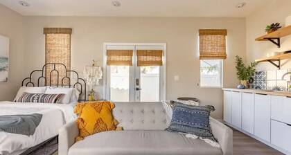 Adorable studio with easy parking on the street. Ask if you need driveway.