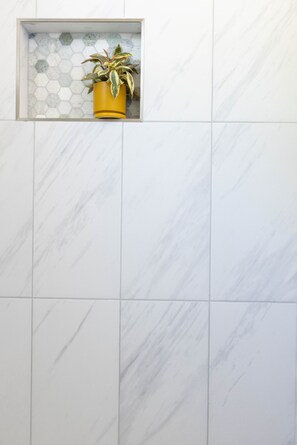 Sèche-cheveux, serviettes fournies, savon, papier toilette