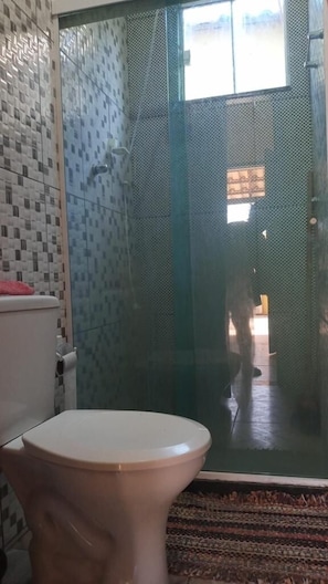 Douche, sèche-cheveux, serviettes fournies, savon