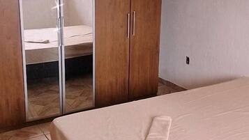 3 bedrooms, iron/ironing board, WiFi (free), bed sheets