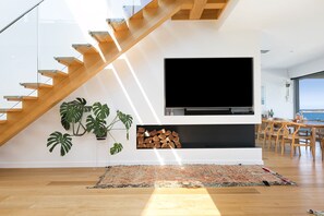 Interior - 6 bedrooms, ocean views, pool & spa (Cronulla)